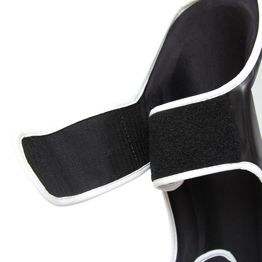 ESSENTIALS THAI LEGG OG VRISTBESKYTTER